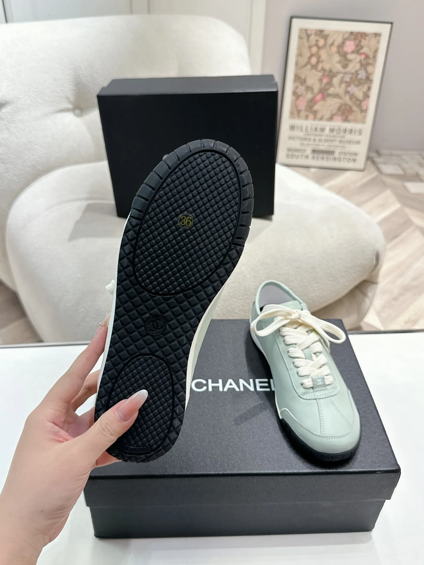 👟👟Ex-factory price 560👟👟 Chanel Grandma 2024 counter top casual sports shoes This classic design; the upper is electro-embroidered with a variety of techniques; the outsole is fashionable and sporty; it is unusual to incorporate a variety of color matching elements... The diversified mix and match is very good-looking and versatile, casual, fashionable, sports and outdoor can be taken into account... ꫛꫀꪝ Go➫ Material: ❶Upper is made of: Original imported high silk cow suede + small fragrance fabric ❷Inner lining: original imported breathable sheepskin lining ❸Outsole based on: original TPU combination outsole Special counter boutique packaging complete set for women 35–41